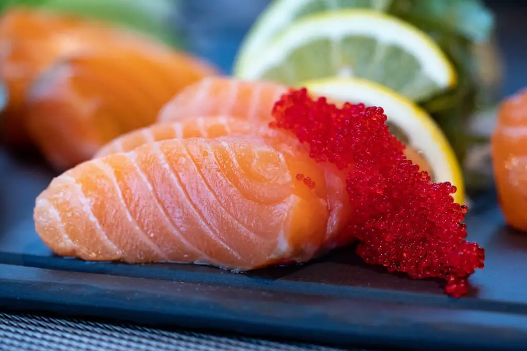  Raw salmon with red caviar